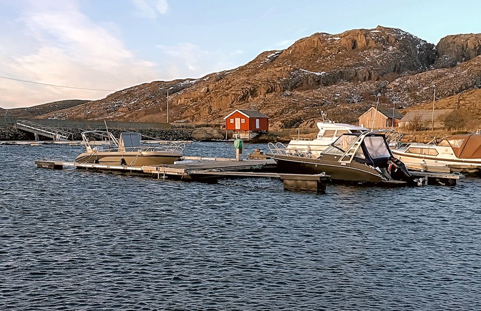 De to gjesteplassene ligger på enden/utsiden av denne brygga. 2 m dybde på fjære sjø.