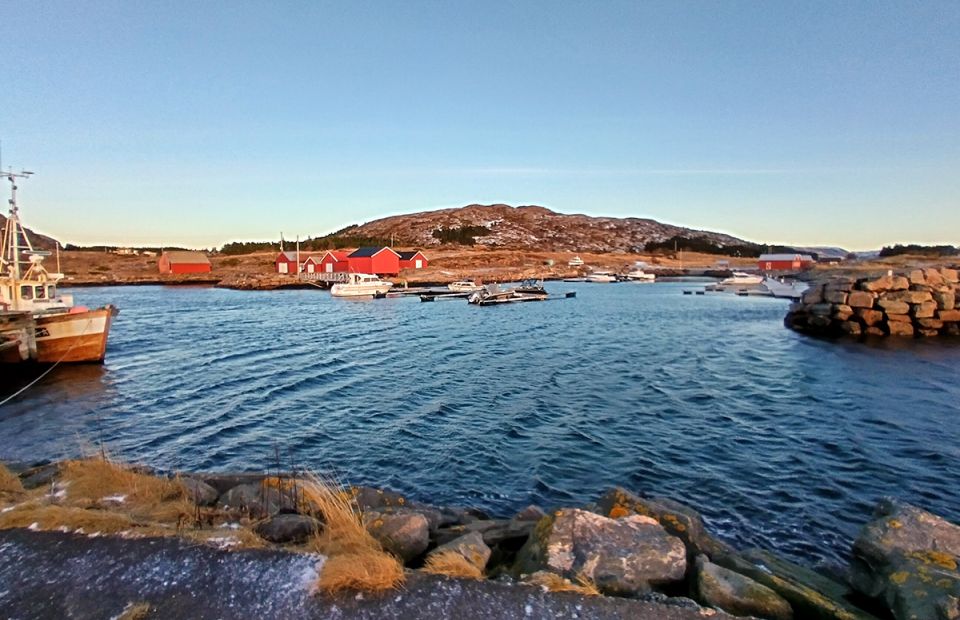 To gjesteplasser på enden av flytebrygga midt i bildet.