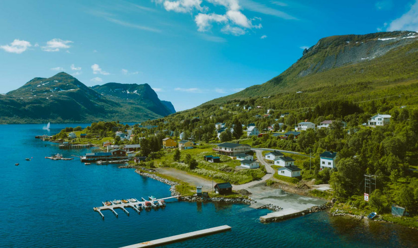 Senja Fjordcamp / Senja by Heart gjestebrygge